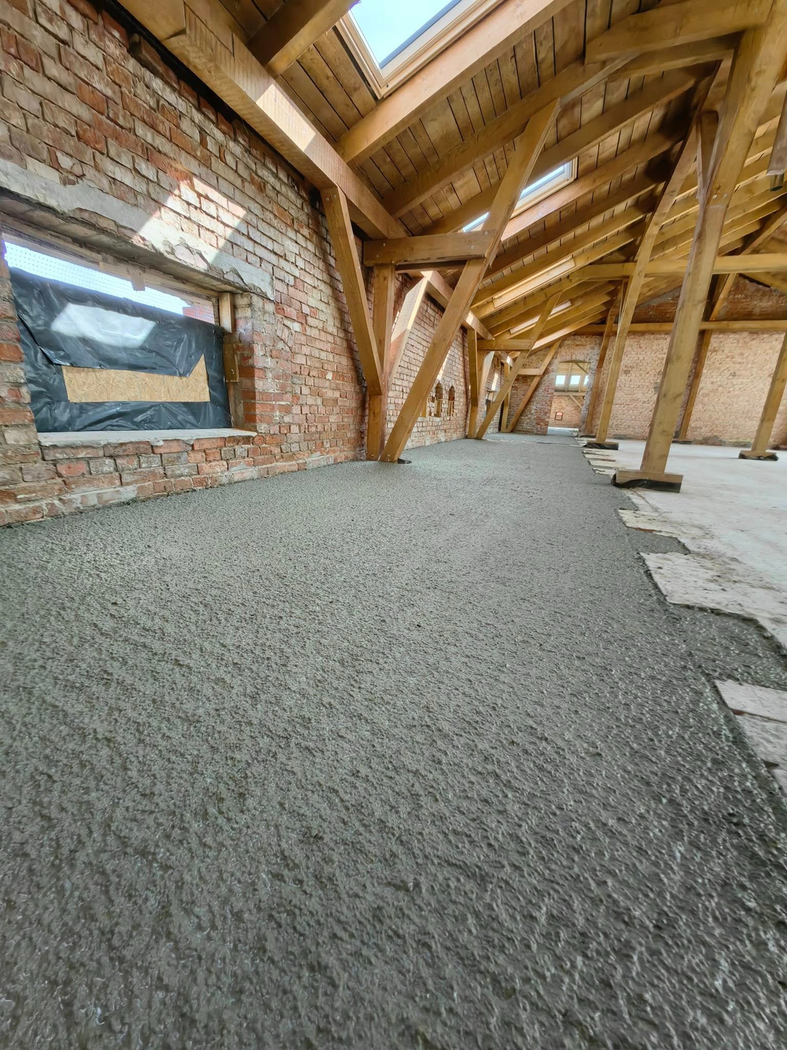 Wylewka z masy styropianowej WOLPLAN ST na nierówności i miejsca gdzie nie zwykły styropian sobie nie poradzi.