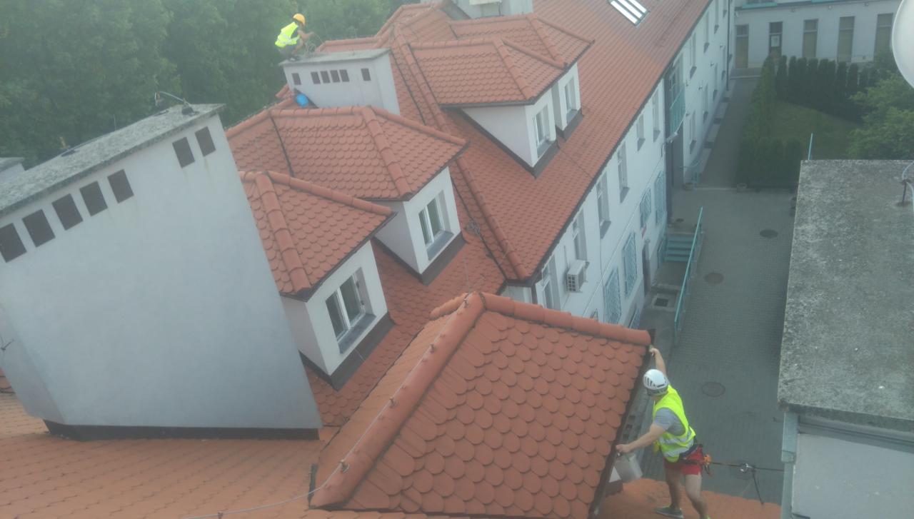 Prace wysokościowe odśnieżanie dachów