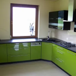 Nowoczesna kuchnia w odcieniach zieleni i czerni, z czarnym blatem, widok na okno z zaparkowanym autem na zewnątrz, minimalistyczny design.