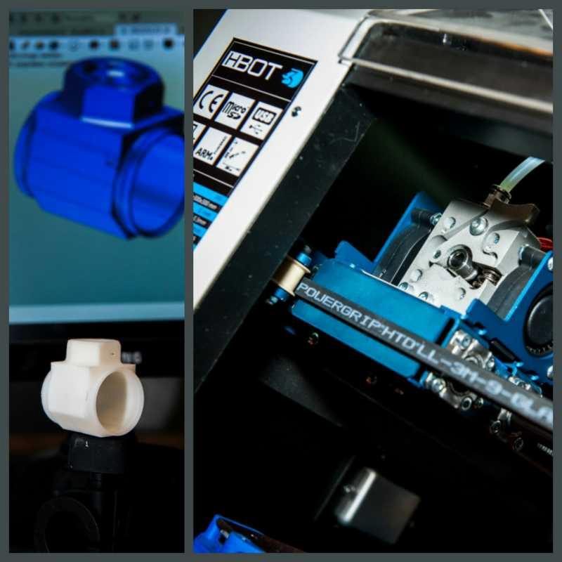 Drukarka 3D HBOT drukująca biały element z tworzywa, obok ekran z modelem 3D tego samego elementu w kolorze niebieskim.