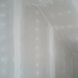 Poddasze z płytami karton gips, widoczne łączenia płyt i ślady szpachlowania, przygotowane do dalszej obróbki.