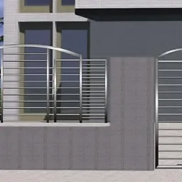 Nowoczesna brama wjazdowa i przęsło ogrodzeniowe ze stali nierdzewnej, z poziomymi szczeblami i łukowatym wykończeniem, na tle jasnego budynku.