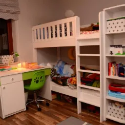 Pokój dziecięcy z białym łóżkiem piętrowym, biurkiem z zielonymi akcentami i zielonymi krzesłami, oraz regałem na książki i zabawki.