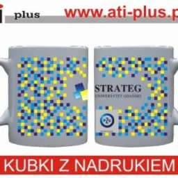 Dwa szare kubki z nadrukiem pikselowego wzoru w kolorach żółtym i niebieskim, logo 'Strateg Uniwersytet Gdański' oraz 'PZU', prezentowane na białym tle.