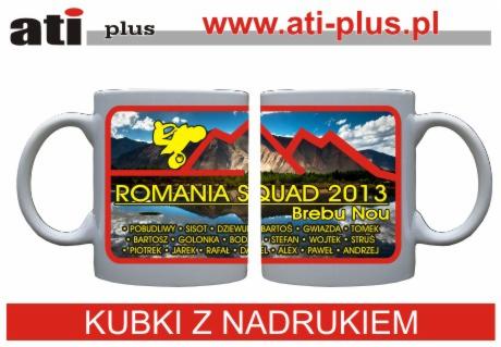 Dwa białe kubki z identycznym nadrukiem przedstawiającym góry, jezioro, żółty samolot i napis 'ROMANIA SQUAD 2013 Brebu Nou' oraz listę imion.