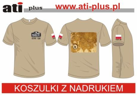 Beżowa koszulka z nadrukiem mapy świata na plecach i logo rajdu Pekin na piersi, widoczna z przodu, z tyłu i z boku z flagą Polski na rękawie.