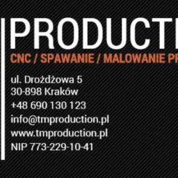 Wizytówka firmy TM Production z branży CNC, spawania i malowania proszkowego, zawierająca adres, numer telefonu, adres e-mail i NIP na czarnym tle z ukośnymi paskami.