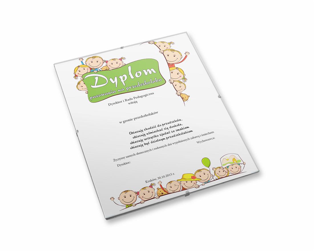 Dyplom pasowania na przedszkolaka z ilustracjami dzieci i tekstem przysięgi, wydrukowany na białym papierze z datą 30.10.2015.