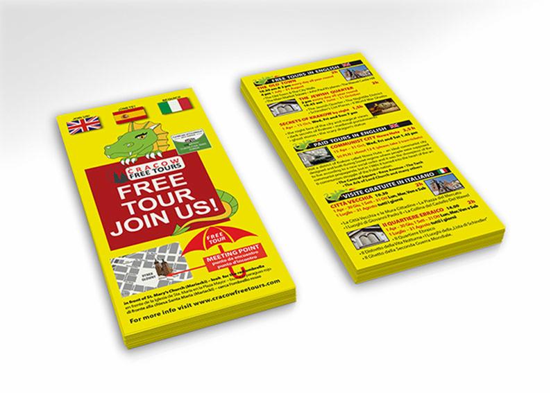 Stos żółtych ulotek reklamujących darmowe wycieczki po Krakowie, z grafiką smoka i flagami różnych krajów, leżący na białym tle.