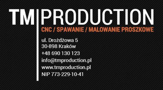 Wizytówka firmy TM Production z branży CNC, spawania i malowania proszkowego, zawierająca adres, numer telefonu, adres e-mail i NIP na czarnym tle z ukośnymi paskami.