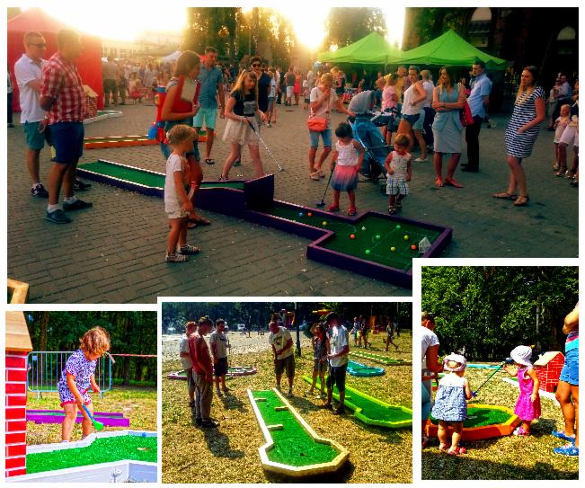 Mini golf na imprezie plenerowej z dziećmi i dorosłymi, kolorowe tory, zielone namioty w tle, słoneczny dzień, różne ujęcia torów i grających osób.