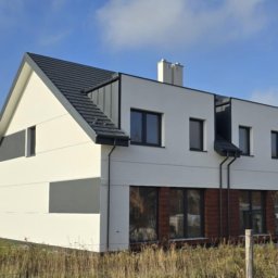 Blachodachówka Trend płaska + system rynnowy KROP. Inwestycja deweloperska.