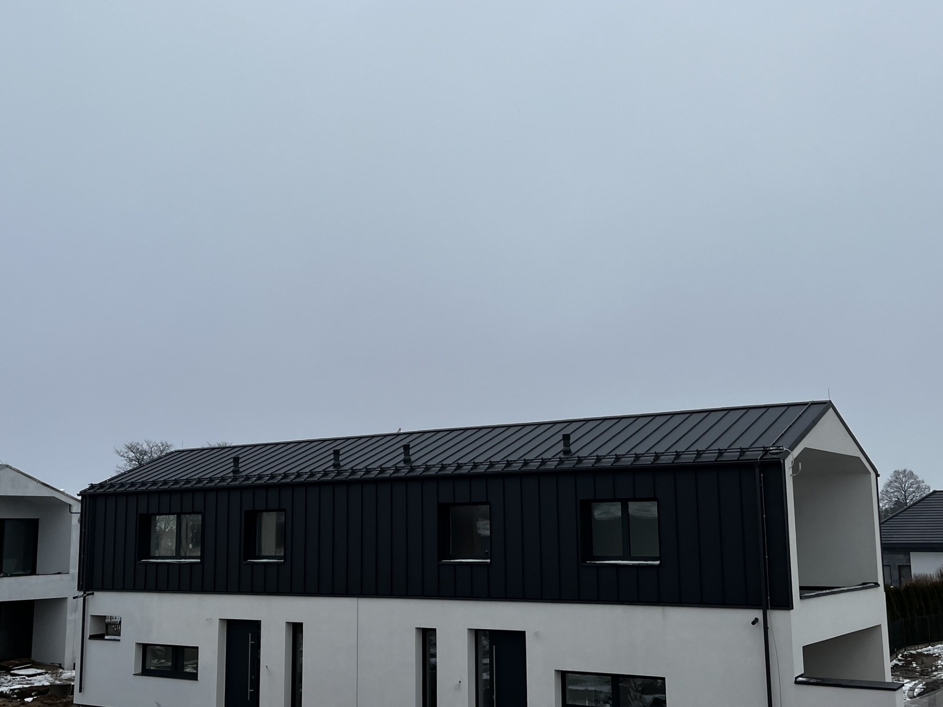 Dach - blacha na rąbek TERRANO + system rynnowy KROP STAL, Kolor 7016 MAT