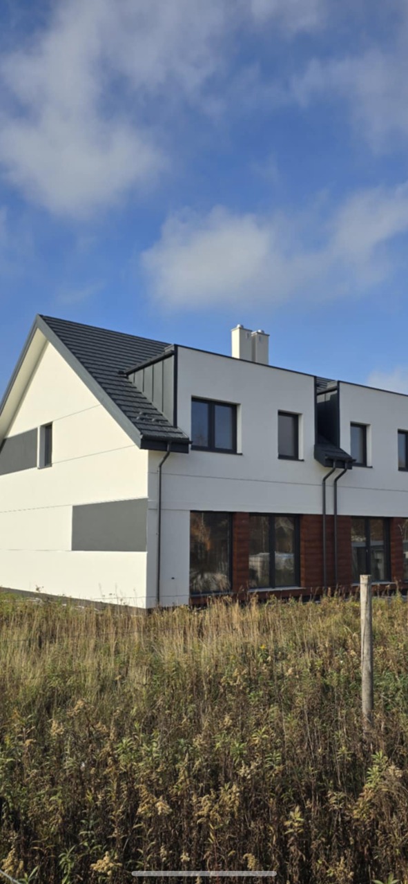 Blachodachówka Trend płaska + system rynnowy KROP. Inwestycja deweloperska.