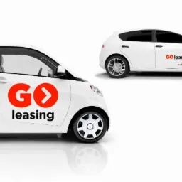 Dwa białe samochody z logo firmy na białym tle, prezentujące ofertę dla klientów.