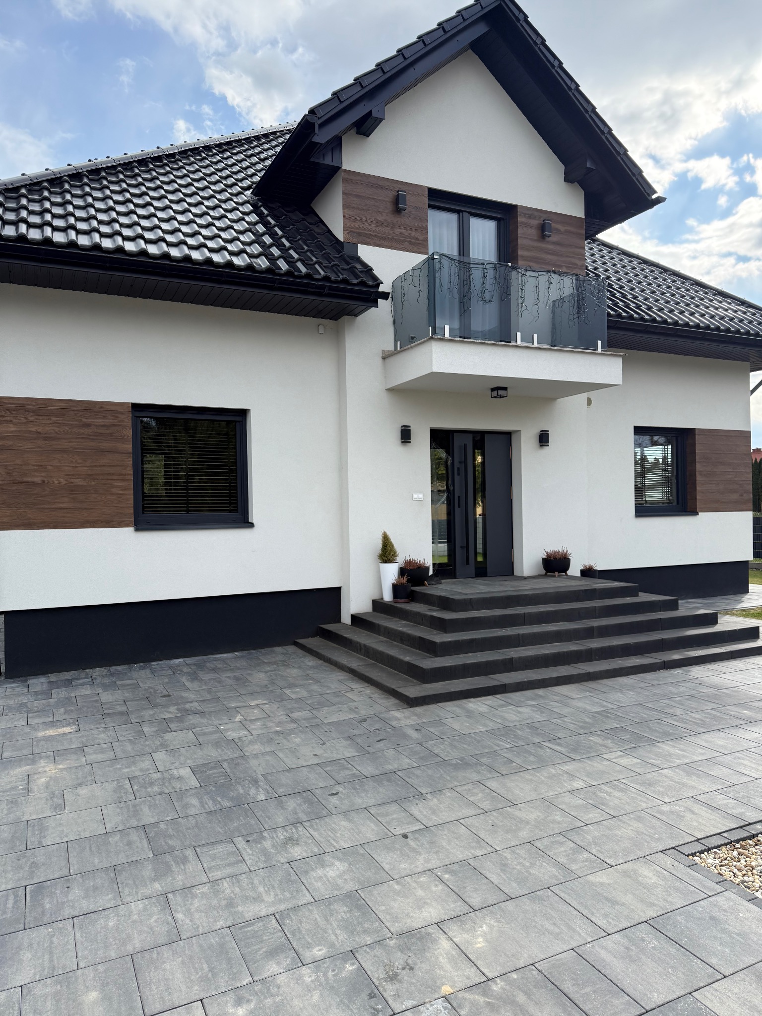 Wykonanie elewacji tynk silikonowy baza Mapei wraz z podbitka dachową z blachy t7