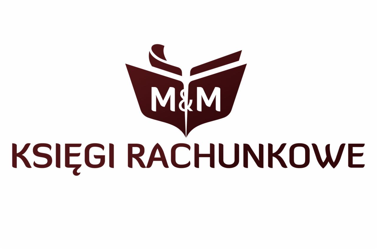 Brązowe logo 'M&M Księgi Rachunkowe' na białym tle. Symbolizuje otwartą księgę. Grafika o wysokiej czytelności i profesjonalnym wyglądzie.
