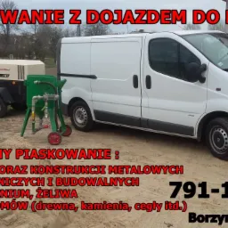 Mobilny zestaw do obróbki strumieniowo-ściernej z kompresorem i transportem, gotowy do pracy w terenie. Usługi z dojazdem do klienta.