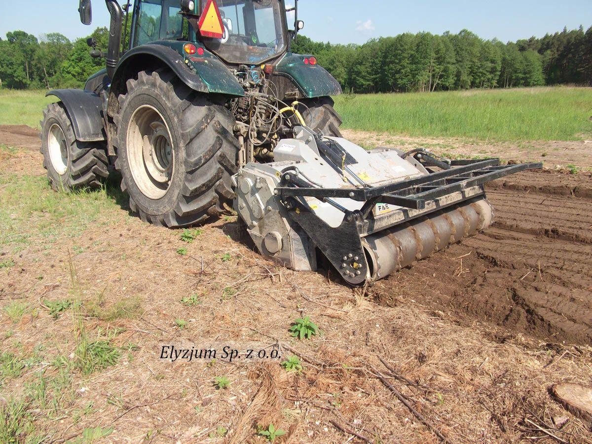 ciągnik z mulczerem w trakcie prac