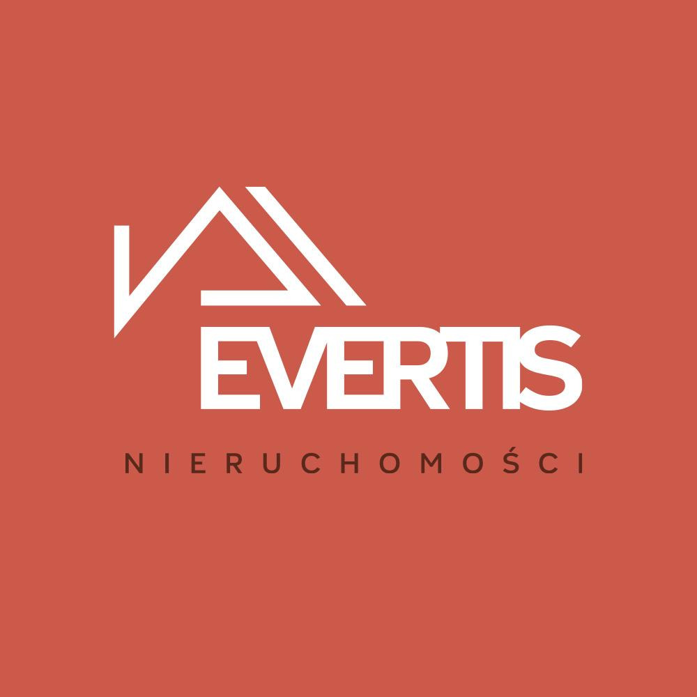 Logo firmy EVERTiS Nieruchomości na ceglastym tle. Minimalistyczny symbol domu nad nazwą firmy. Elegancki i nowoczesny branding.