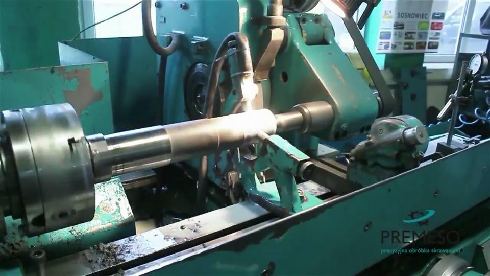 Obróbka metalu na tokarce: detale procesu toczenia z użyciem chłodziwa, widoczne opiłki i narzędzia skrawające. Precyzyjna obróbka skrawaniem.