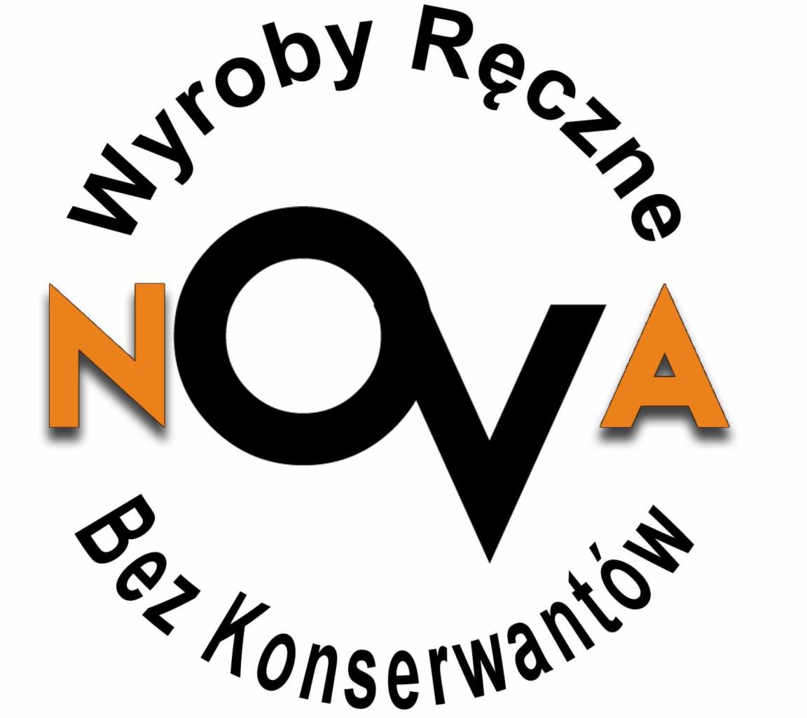 Logo firmy NOVA: 'Wyroby Ręczne Bez Konserwantów'. Litery N i A w kolorze pomarańczowym, reszta tekstu czarna. Napis ułożony w okręgu.