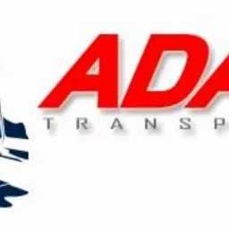 Logo firmy transportowej ADAX: czerwony napis ADAX nad szarym napisem TRANSPORT, z lewej strony grafika przedstawiająca koło samochodu w ruchu na białym tle.