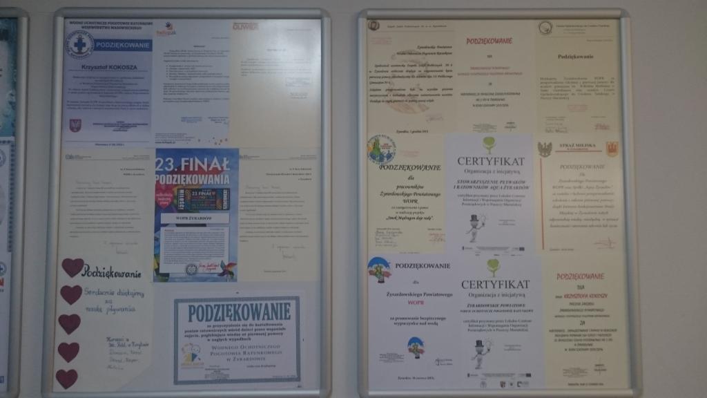 Dwie tablice z podziękowaniami i certyfikatami, w tym certyfikat Stowarzyszenia Płetwonurków i Ratowników Aqualife, oraz podziękowania dla Krzysztofa Kokoszy.