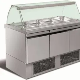 Profesjonalna chłodnicza witryna ekspozycyjna ze stali nierdzewnej z przeszkloną nadstawką, idealna do prezentacji żywności w gastronomii. Widoczne metalowe pojemniki.