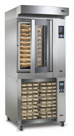 Profesjonalny, metalowy piec konwekcyjny z wsadem pieczywa. Widoczne detale: cyfrowy panel sterowania, szklane drzwi, mobilna podstawa. Oświetlenie wewnętrzne eksponuje świeże bułki.
