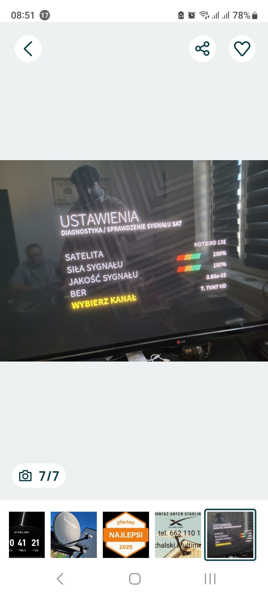 Ekran telewizora z menu ustawień sygnału satelitarnego, widoczne parametry siły i jakości sygnału Hotbird 13E. W tle osoba i okno z żaluzjami.