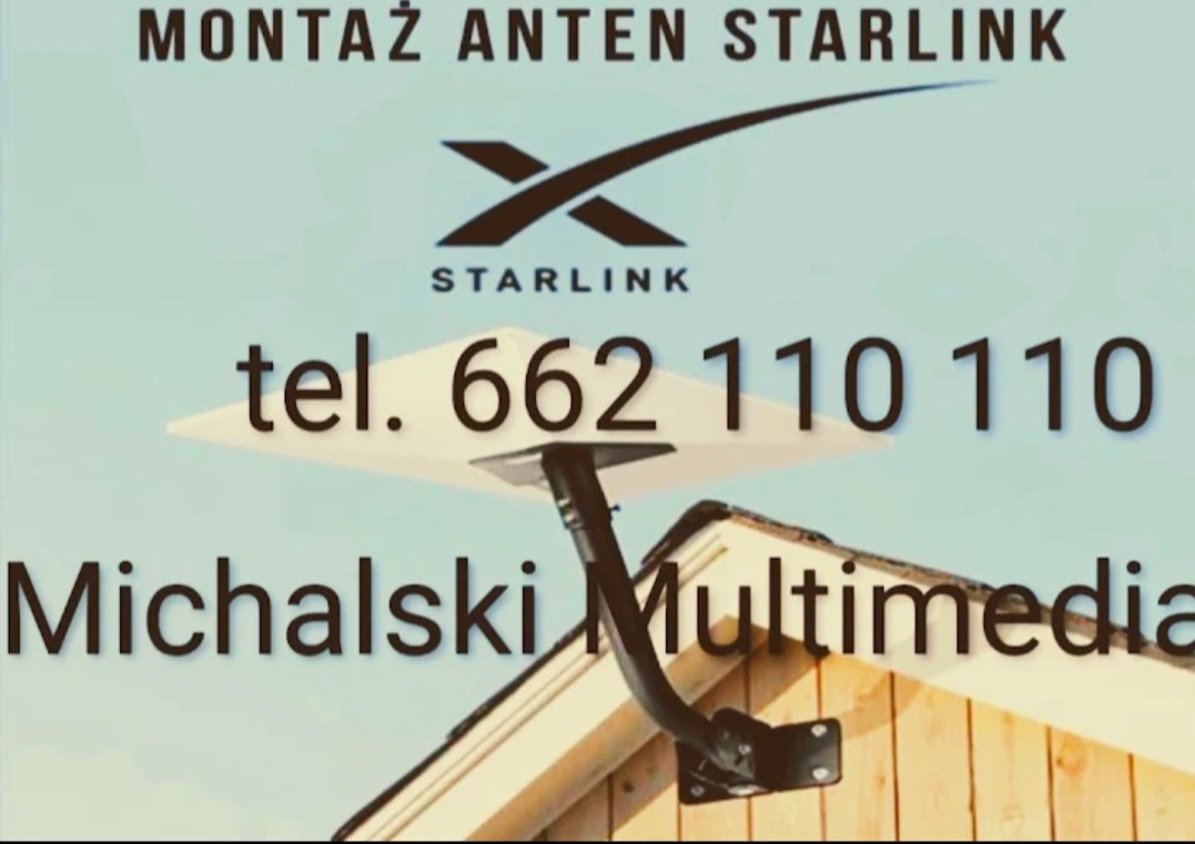 Antena Starlink zamontowana na drewnianym dachu domu jednorodzinnego. Widoczny uchwyt i kabel. Na zdjęciu numer telefonu i nazwa firmy.