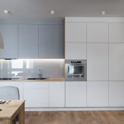 Nowoczesna kuchnia z szarymi i białymi szafkami, drewnianym blatem i podłogą, oświetleniem LED pod szafkami wiszącymi, z ustawionym stołem z zastawą i szklankami, oraz wiszącymi lampami w kształcie...