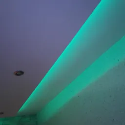 Sufit podwieszany z oświetleniem LED w kolorze zielonym, widoczna struktura ściany z drobnymi nierównościami i fragment ściany wykończonej płytkami imitującymi kamień.