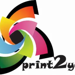 Logo firmy z abstrakcyjnym symbolem w kształcie wiru z kolorowych segmentów i napisem 'print2you' w dolnej części.
