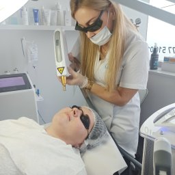 Usługi laserowe- depilacja, leczenie trądziku, leczenie rumienia, zamykanie naczynek, fotoodmładanie, peeling węglowy, likwidacja tatuaży i nieudanych makijaży permanentnych.