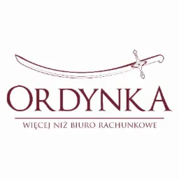Logo firmy 'ORDYNKA' z szablą, pod hasłem 'więcej niż biuro rachunkowe', w odcieniach bordo na białym tle. Minimalistyczny, elegancki design.
