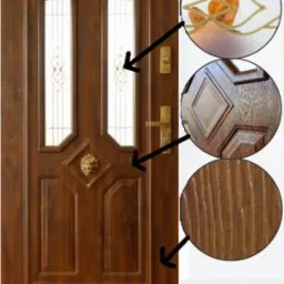 Brązowe drzwi wejściowe z dwoma pionowymi szybami, dekoracyjnym tłoczeniem i złotą klamką, prezentacja detali wykończenia drewna i wzoru szyby w powiększeniu.