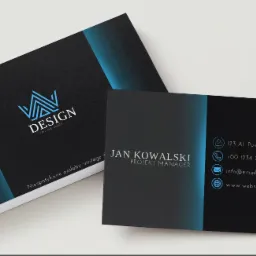 Dwie czarne wizytówki z niebieskimi akcentami leżące na białym tle. Jedna wizytówka z logo w kształcie korony i napisem DESIGN, druga z danymi kontaktowymi i imieniem Jan Kowalski.