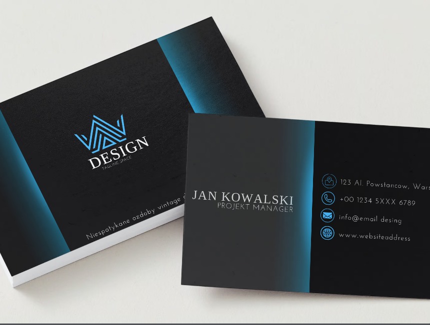 Dwie czarne wizytówki z niebieskimi akcentami leżące na białym tle. Jedna wizytówka z logo w kształcie korony i napisem DESIGN, druga z danymi kontaktowymi i imieniem Jan Kowalski.