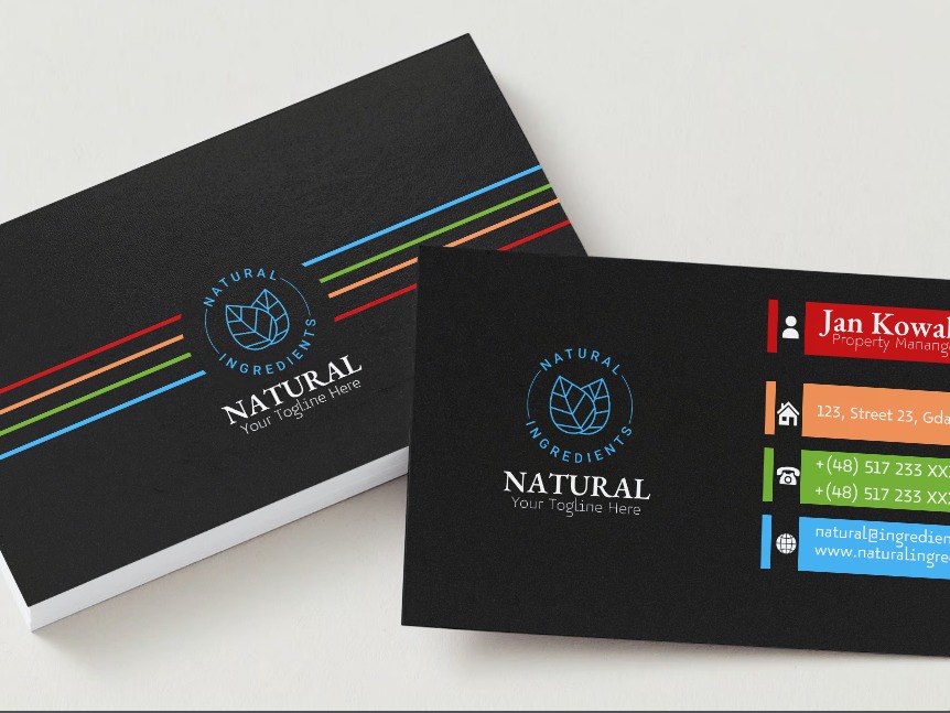 Dwie czarne wizytówki z logo firmy Natural Ingredients, jedna leży na stosie wizytówek, druga z danymi kontaktowymi Jana Kowala.