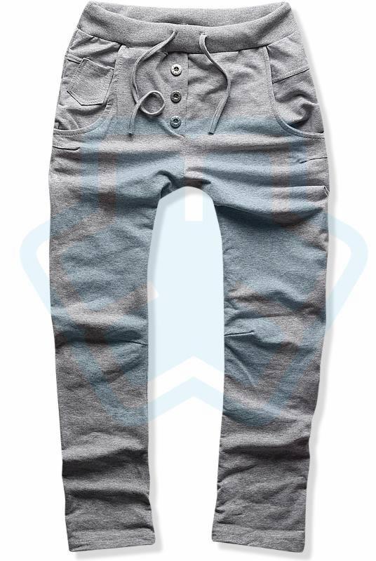 Szare spodnie dresowe z trzema guzikami i sznurkiem w pasie, widok z przodu, na białym tle. Kieszenie z przodu dodają praktycznego charakteru.