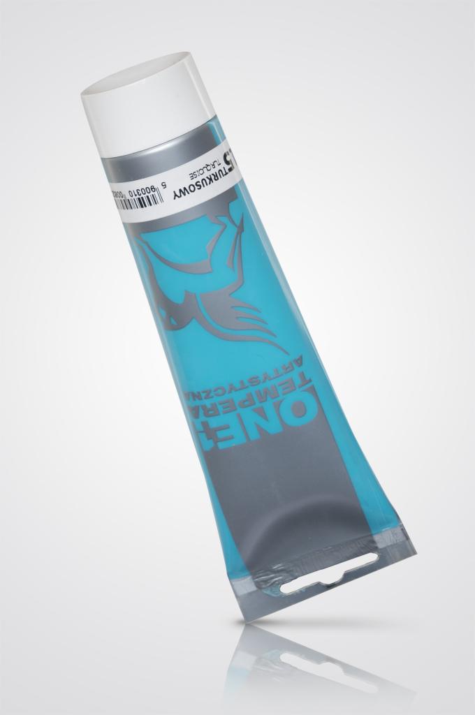 Turkusowa tuba farby tempera ONE z szarymi elementami graficznymi i kodem kreskowym, ustawiona pionowo na jasnym, lekko odbijającym światło tle.