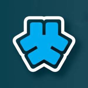 Niebieski, geometryczny logotyp z białym obrysem na ciemnym tle. Centralny motyw przypomina stylizowaną gwiazdę lub wir, tworząc nowoczesny i rozpoznawalny znak graficzny.