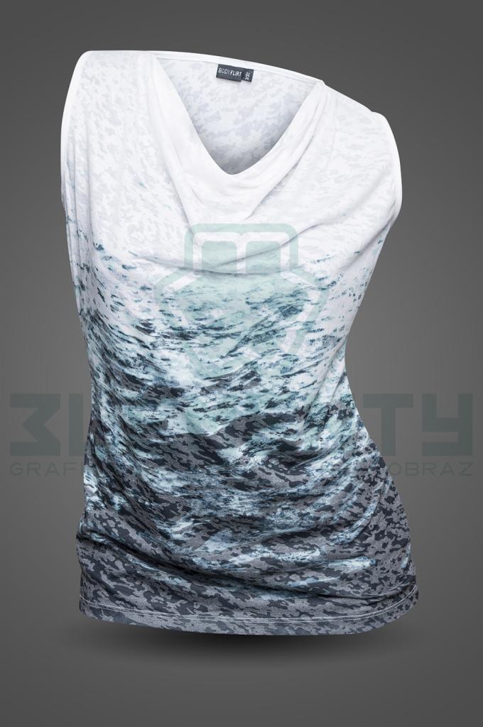 Damska bluzka bez rękawów z luźnym dekoltem, w odcieniach bieli, szarości i błękitu, z wzorem przypominającym wzburzone morze, na jednolitym, ciemnym tle.