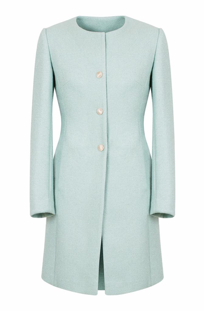 Elegancki, pastelowy płaszcz damski w odcieniu miętowym, zapinany na trzy ozdobne guziki, na jednolitym białym tle. Widok frontalny, oświetlenie studyjne.