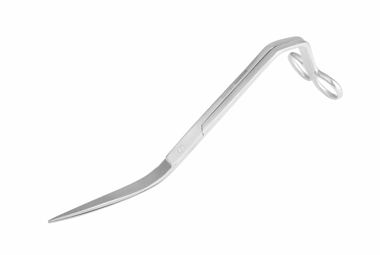 Zakrzywione, srebrne nożyczki akwarystyczne Snattec AquaTools na białym tle, z wyraźnie widocznymi ostrzami i uchwytami. Ostre światło podkreśla metaliczny połysk narzędzia.