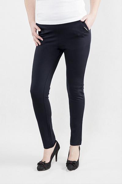 Prezentacja damskich, granatowych spodni typu treggins z kieszenią na zamek, zestawionych z czarnymi szpilkami na białym tle. Widoczne od pasa w dół.