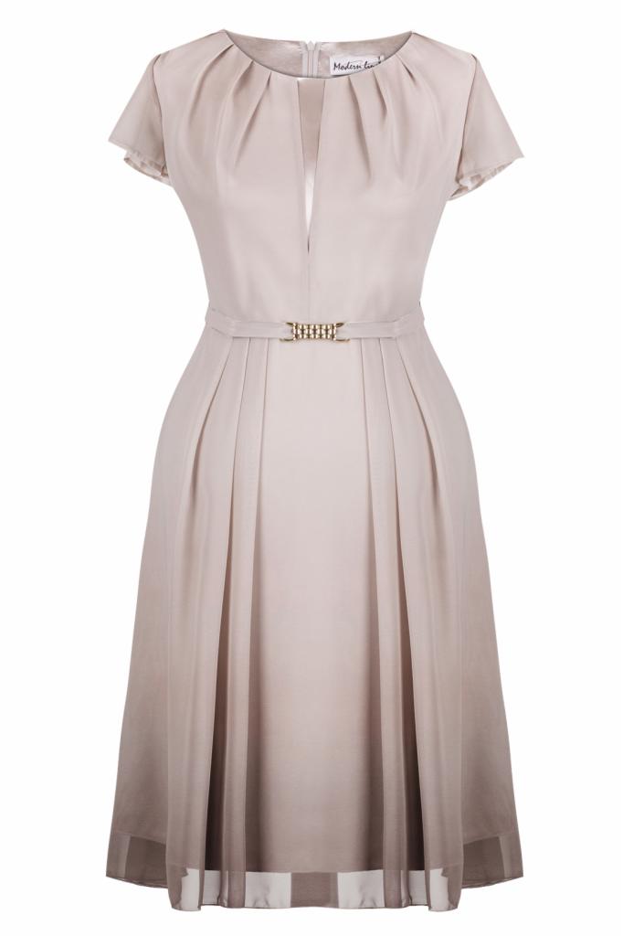 Elegancka, beżowa sukienka z plisowanym dołem i ozdobnym paskiem, prezentowana na białym tle. Widoczne subtelne detale wykończenia i delikatny połysk materiału.