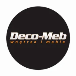 Logo firmy Deco-Meb z napisem 'wnętrza i meble' w kolorze pomarańczowym na czarnym okręgu.